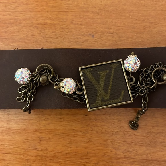 Fun vintage bracelet with LV charm - Picture 2 of 6